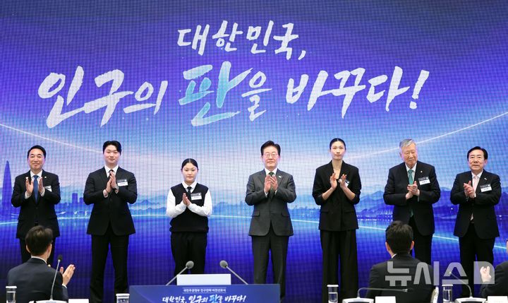 [서울=뉴시스] 김진아 기자 = 이재명 대통령이 14일 청와대 영빈관에서 열린 국민주권정부 인구전략 비전선포식에서 각계 대표와 비전선포 퍼포먼스를 마친 뒤 박수를 치고 있다. 왼쪽부터 박수현 충남지사,이승환 청년정책조정위원회 위원, 박가경 학생, 이 대통령, 이해란 농구선수, 이중근 대한노인회 회장,김기문 중소기업중앙회 회장. 2026.10.14. bluesoda@newsis.com