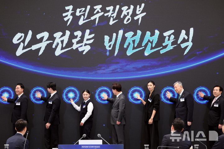 [서울=뉴시스] 김진아 기자 = 이재명 대통령이 14일 청와대 영빈관에서 열린 국민주권정부 인구전략 비전선포식에서 각계 대표와 비전선포 퍼포먼스를 하고 있다. 왼쪽부터 박수현 충남지사,이승환 청년정책조정위원회 위원, 박가경 학생, 이 대통령, 이해란 농구선수, 이중근 대한노인회 회장,김기문 중소기업중앙회 회장. 2026.10.14. bluesoda@newsis.com