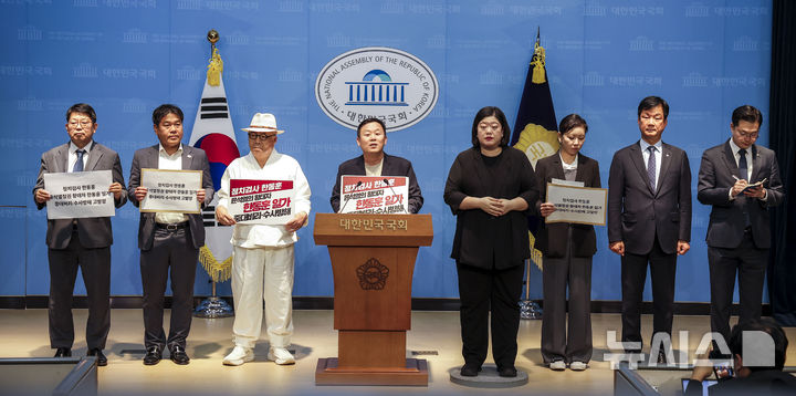 [서울=뉴시스] 정병혁 기자 = 박균택, 김동아 더불어민주당 의원을 비롯한 시민사회단체 회원들이 14일 서울 여의도 국회 소통관에서 한동훈 가족 비리 의혹 관련 검찰 직권남용·직무유기 중수청 고발 기자회견을 하고 있다. 2026.10.14. jhope@newsis.com