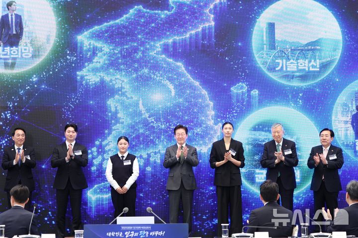 [서울=뉴시스] 김진아 기자 = 이재명 대통령이 14일 청와대 영빈관에서 열린 국민주권정부 인구전략 비전선포식에서 각계 대표와 비전선포 퍼포먼스를 마친 뒤 박수를 치고 있다. 왼쪽부터 박수현 충남지사,이승환 청년정책조정위원회 위원, 박가경 학생, 이 대통령, 이해란 농구선수, 이중근 대한노인회 회장,김기문 중소기업중앙회 회장. 2026.10.14. bluesoda@newsis.com
