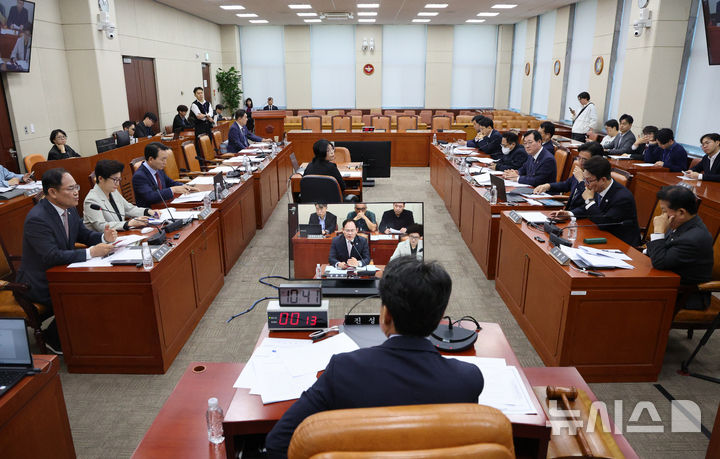 [서울=뉴시스] 고범준 기자 = 진성준 국회 국방위원회 위원장이 14일 서울 여의도 국회에서 국방위원회 전체회의를 주재하고 있다. 2026.10.14. bjko@newsis.com