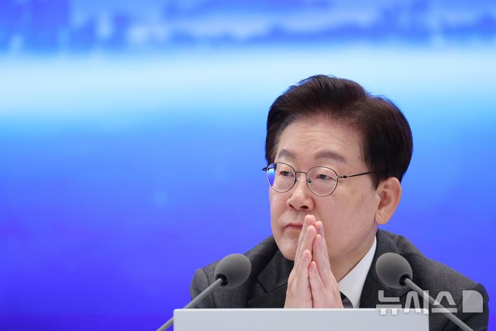 [서울=뉴시스] 김진아 기자 = 이재명 대통령이 14일 청와대 영빈관에서 열린 국민주권정부 인구전략 비전선포식에서 참석자의 발언을 경청하고 있다. 2026.10.14. bluesoda@newsis.com