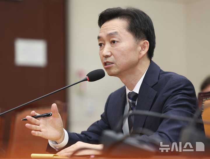 [서울=뉴시스] 김근수 기자 = 김지용 중대범죄수사청장 후보자가 14일 오후 서울 여의도 국회에서 열린 중수청장 후보자 인사청문회에서 질의에 답하고 있다. 2026.10.14. ks@newsis.com