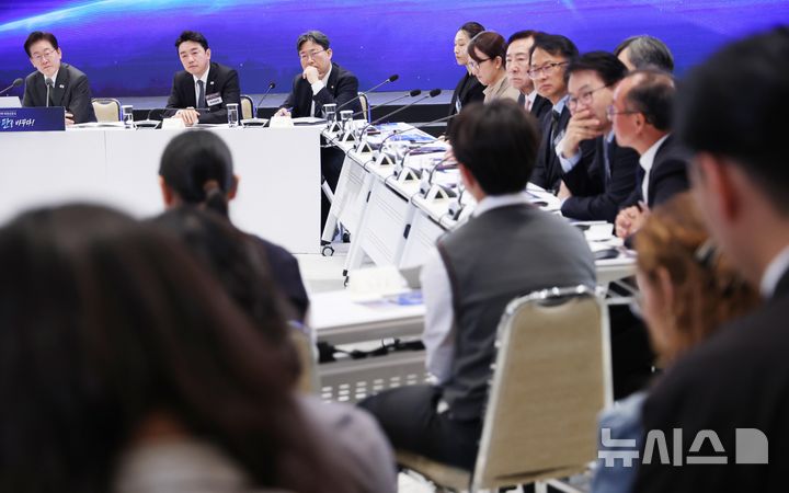 [서울=뉴시스] 김진아 기자 = 이재명 대통령이 14일 청와대 영빈관에서 열린 국민주권정부 인구전략 비전선포식에서 참석자의 발언을 경청하고 있다. 2026.10.14. bluesoda@newsis.com