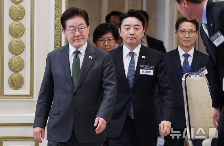 [서울=뉴시스] 김진아 기자 = 이재명 대통령과 강훈식 비서실장이 14일 청와대 영빈관에서 열린 국민주권정부 인구전략 비전선포식에 입장하고 있다. 2026.10.14. bluesoda@newsis.com