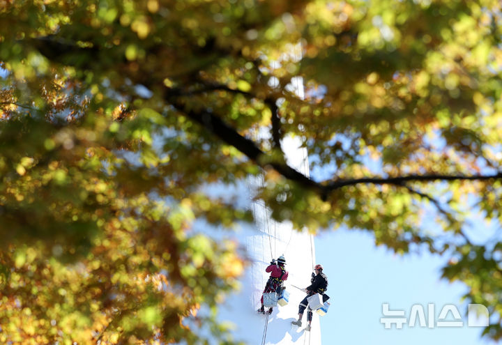 [서울=뉴시스] 이영환 기자 = 완연한 가을 날씨를 보인 14일 오후 서울 용산구 N서울타워에서 작업자들이 타워 외벽 칠 작업을 하고 있다. 2026.10.14. 20hwan@newsis.com