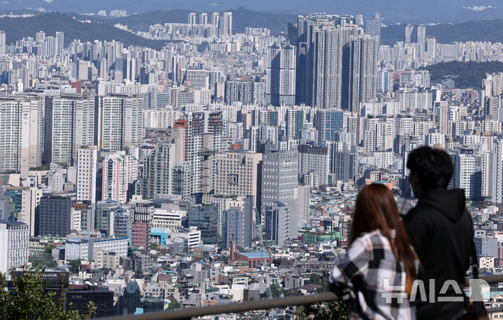 [서울=뉴시스] 이영환 기자 = 14일 오후 서울 용산구 N서울타워에서 바라본 서울 도심의 아파트 단지.한국부동산원에 따르면 10월 첫째 주 서울 아파트 매매 가격은 정부의 10.15 부동산 대책 발표 직후인 지난해 10월 셋째 주보다 10.41% 상승했다. 같은기간 전셋값도 9.96% 올랐다. 2026.10.14. 20hwan@newsis.com