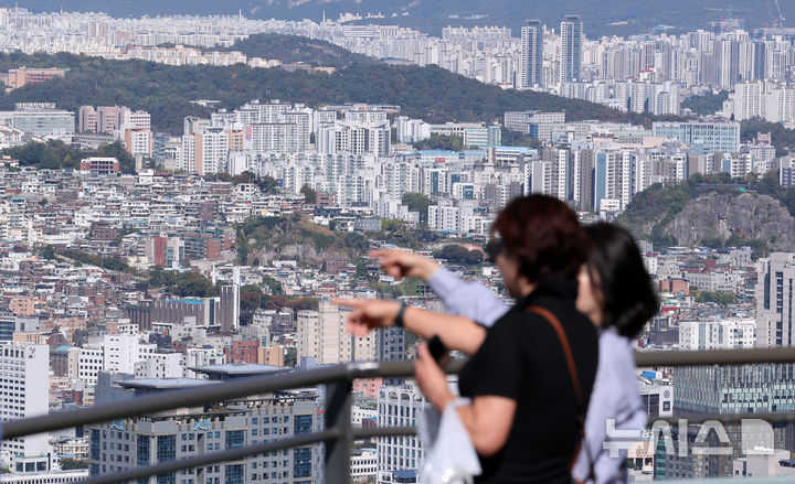 [서울=뉴시스] 이영환 기자 = 14일 오후 서울 용산구 N서울타워에서 바라본 서울 도심의 아파트 단지. 2026.10.14. 20hwan@newsis.com