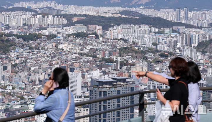 [서울=뉴시스] 이영환 기자 = 14일 오후 서울 용산구 N서울타워에서 바라본 서울 도심의 아파트 단지와 주택 단지. 2026.10.14. 20hwan@newsis.com