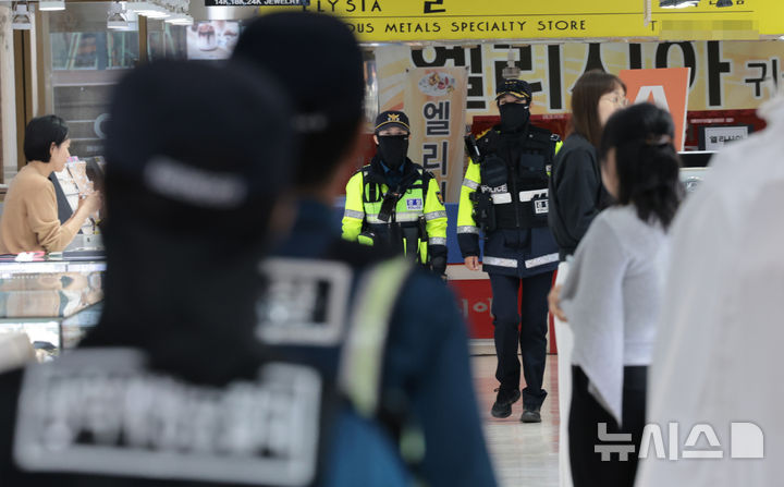 [인천=뉴시스] 전진환 기자 = 전날 인천 대형 상업시설에서 흉기난동 사건이 발생한 가운데 경찰이 14일 인천 남동구의 한 다중 이용시설에서 순찰을 하고 있다. 2026.10.14. amin2@newsis.com