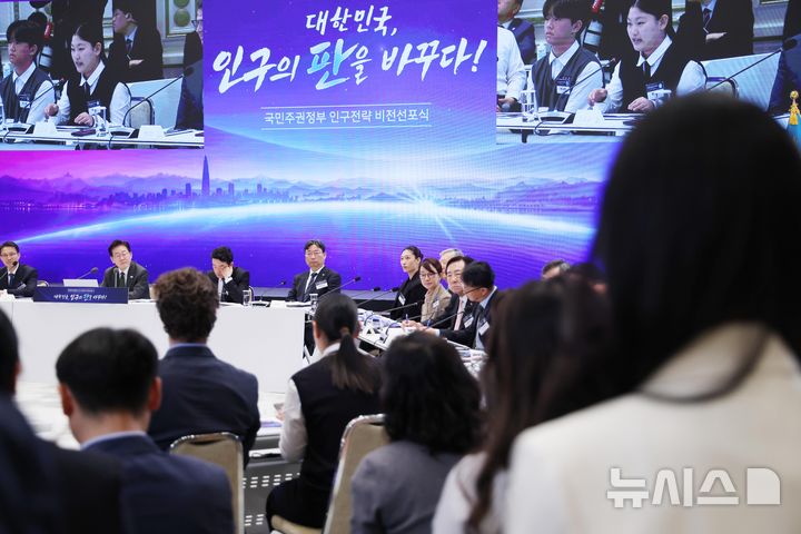 [서울=뉴시스] 김진아 기자 = 이재명 대통령이 14일 청와대 영빈관에서 열린 국민주권정부 인구전략 비전선포식에서 참석자의 발언을 경청하고 있다. 2026.10.14. bluesoda@newsis.com