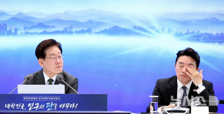 [서울=뉴시스] 김진아 기자 = 이재명 대통령과 강훈식 비서실장이 14일 청와대 영빈관에서 열린 국민주권정부 인구전략 비전선포식에 참석해 있다. 이날 이 대통령은 임광현 국세청장을 신임 비서실장에 임명했다. 2026.10.14. bluesoda@newsis.com