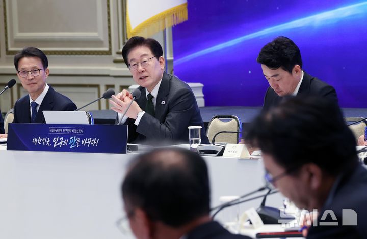 [서울=뉴시스] 김진아 기자 = 이재명 대통령이 14일 청와대 영빈관에서 열린 국민주권정부 인구전략 비전선포식에서 참석자의 발언을 경청하고 있다. 2026.10.14. bluesoda@newsis.com