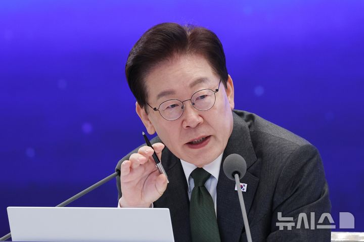 [서울=뉴시스] 김진아 기자 = 이재명 대통령이 14일 청와대 영빈관에서 열린 국민주권정부 인구전략 비전선포식에서 참석자의 발언을 경청하고 있다. 2026.10.14. bluesoda@newsis.com