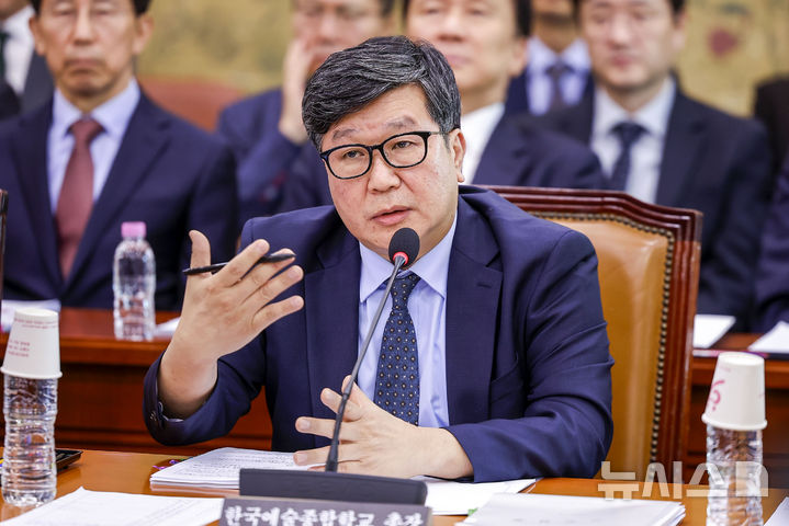 [서울=뉴시스] 정병혁 기자 = 편장완 한국예술종합학교 총장이 14일 서울 여의도 국회에서 열린 문화체육관광위원회의 한국관광공사 등 문화체육관광부 산하 공공기관 및 유관기관 국정감사에서 질문에 답하고 있다. 2026.10.14. jhope@newsis.com