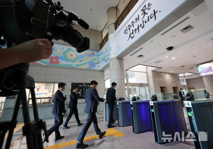 [과천=뉴시스] 조성우 기자 = 6·3 지방선거와 중앙선거관리위원회의 관련된 각종 의혹을 들여다보는 선관위 특검(특별검사 이태한)이 선거용품 납품 관련 수의계약 특혜 의혹을 규명하기 위해 강제수사에 나선 14일 경기 과천시 중앙선거관리위원회 과천청사 모습.법조계에 따르면 선관위 특검은 이날 오전부터 업무상 배임 및 입찰방해 혐의로 중앙선거관리위원회와 김포와 대구 소재 선거용품 관련 업체 등 총 5곳에 대한 압수수색을 진행하고 있다. 2026.10.14. xconfind@newsis.com