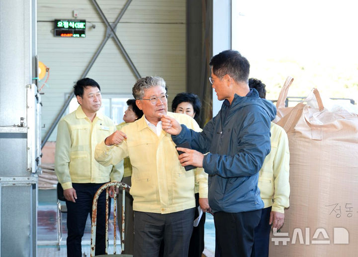 [영광=뉴시스] 장세일 영광군수(앞줄 왼쪽)가 14일 수매 시기를 맞아 영광통합RPC(영광RPC·백수RPC·서영광DSC)를 산물벼 매입 현장을 방문해 RPC 관계자와 농업인을 격려하고 애로사항을 청취했다. (사진=영광군 제공) photo@newsis.com