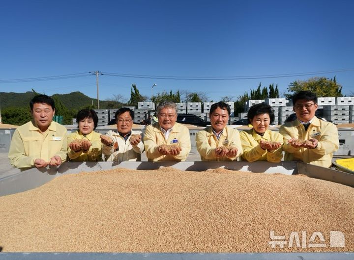 [영광=뉴시스] 장세일 영광군수(가운데)가 14일 수매 시기를 맞아 영광통합RPC(영광RPC·백수RPC·서영광DSC)를 산물벼 매입 현장을 방문해 RPC 관계자와 농업인을 격려하고 애로사항을 청취했다. (사진=영광군 제공) photo@newsis.com