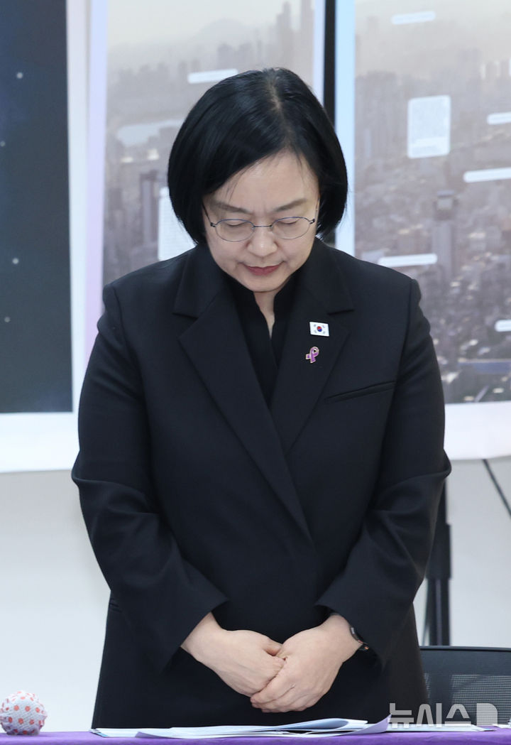 이태원 참사 희생자 추모하는 한성숙 총리