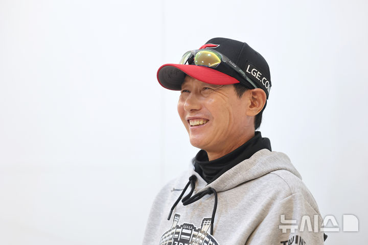 [서울=뉴시스] 김금보 기자 = 14일 서울 송파구 잠실야구장에서 열린 프로야구 2026 KBO 포스트시즌 와일드카드 결정 1차전 두산 베어스와 LG 트윈스의 경기, 염경엽 LG 감독이 경기전 인터뷰를 하고 있다. 2026.10.14. kgb@newsis.com