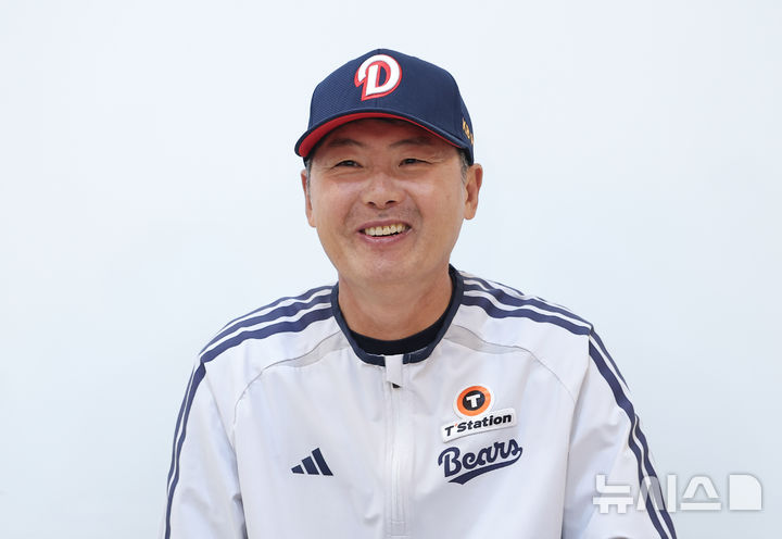 [서울=뉴시스] 김금보 기자 = 14일 서울 송파구 잠실야구장에서 열린 프로야구 2026 KBO 포스트시즌 와일드카드 결정 1차전 두산 베어스와 LG 트윈스의 경기, 김원형 두산 감독이 경기전 인터뷰를 하고 있다. (공동취재) 2026.10.14. photo@newsis.com