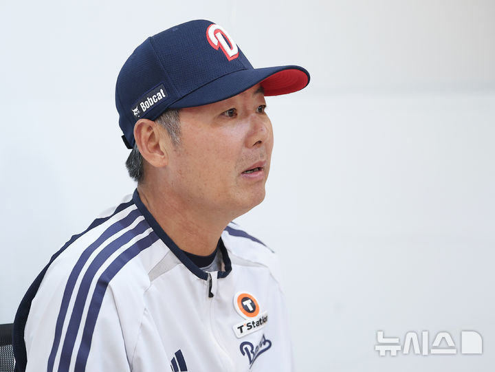 [서울=뉴시스] 김금보 기자 = 14일 서울 송파구 잠실야구장에서 열린 프로야구 2026 KBO 포스트시즌 와일드카드 결정 1차전 두산 베어스와 LG 트윈스의 경기, 김원형 두산 감독이 경기전 인터뷰를 하고 있다. (공동취재) 2026.10.14. photo@newsis.com