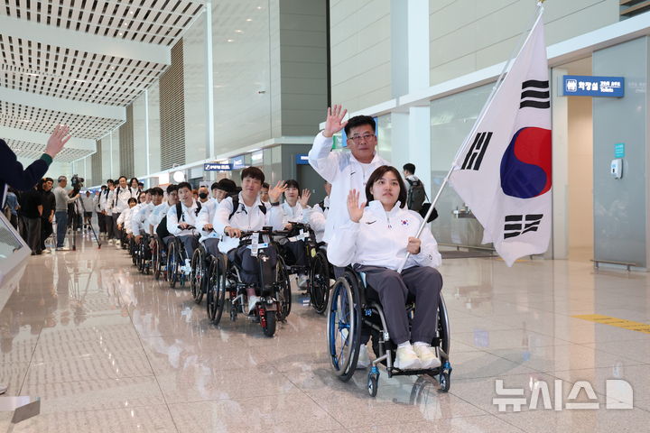 [인천공항=뉴시스] 황준선 기자 = 14일 인천국제공항 2터미널에서 열린 아이치-나고야 아시안 패러게임 선수단 출영식에서 기수인 탁구 윤지우와 박흥식 선수단장을 비롯한 선수단이 출국하고 있다. 2026.10.14. hwang@newsis.com