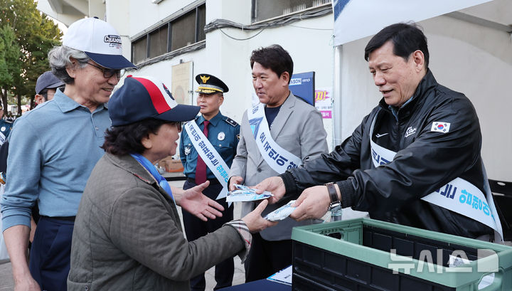 [서울=뉴시스] 김금보 기자 = 허구연 KBO 총재가 14일 서울 송파구 잠실야구장 중앙매표소 앞에서 암표 근절 캠페인을 펼치고 있다. (공동취재) 2026.10.14. photo@newsis.com