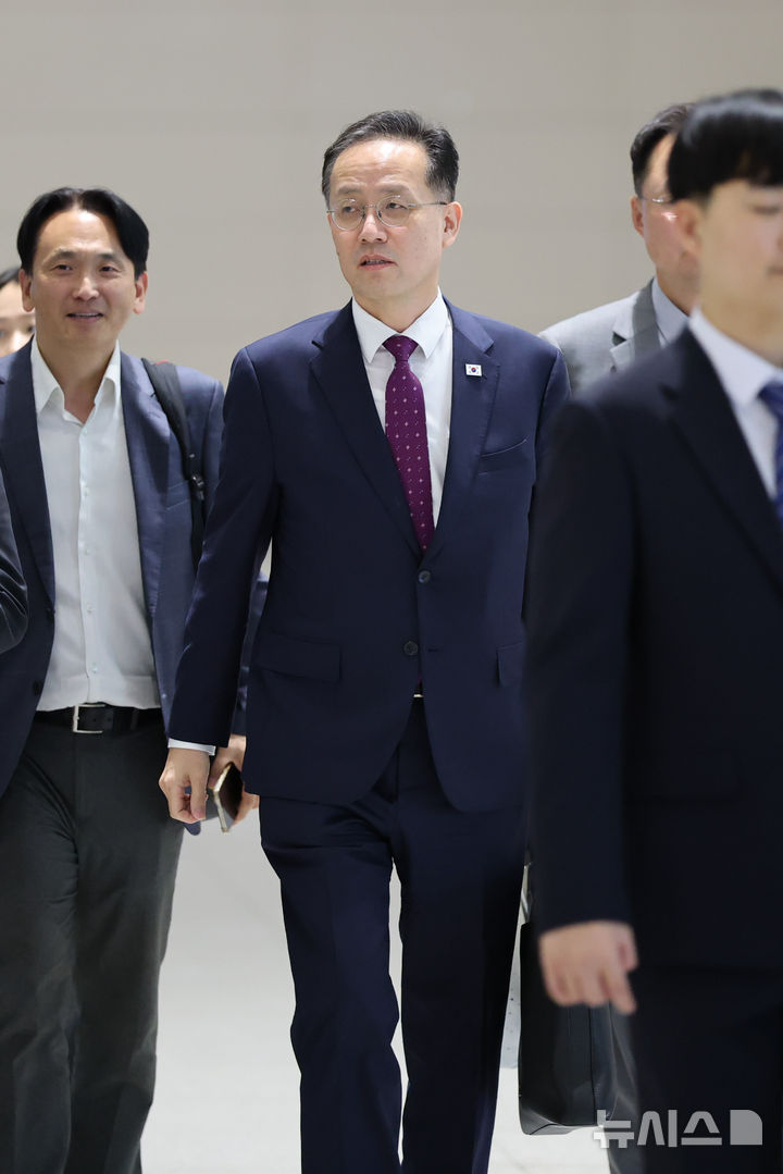 방콕 출장길 오르는 이형일 부총리