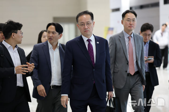 G20·G7 재무장관회의 참석차 출국하는 이형일 부총리