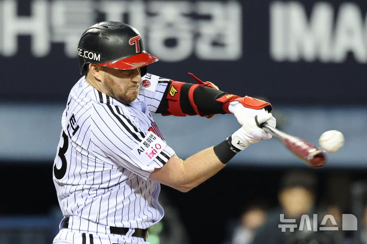 [서울=뉴시스] 김금보 기자 = 14일 서울 송파구 잠실야구장에서 열린 프로야구 2026 KBO 포스트시즌 와일드카드 결정 1차전 두산 베어스와 LG 트윈스의 경기, 1회말 1사 1루 LG 3번타자 오스틴이 투런 홈런을 치고 있다. 2026.10.14. kgb@newsis.com