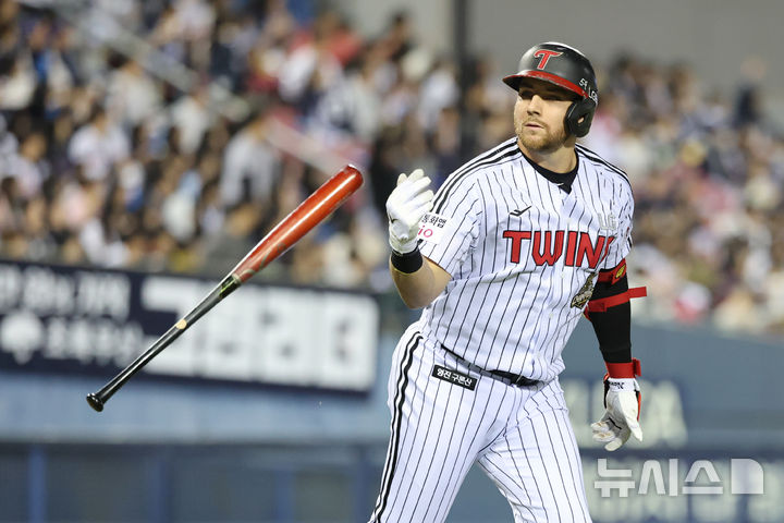 [서울=뉴시스] 김금보 기자 = 14일 서울 송파구 잠실야구장에서 열린 프로야구 2026 KBO 포스트시즌 와일드카드 결정 1차전 두산 베어스와 LG 트윈스의 경기, 1회말 1사 1루 LG 3번타자 오스틴이 투런 홈런을 치고 세리머니를 하고 있다. 2026.10.14. kgb@newsis.com