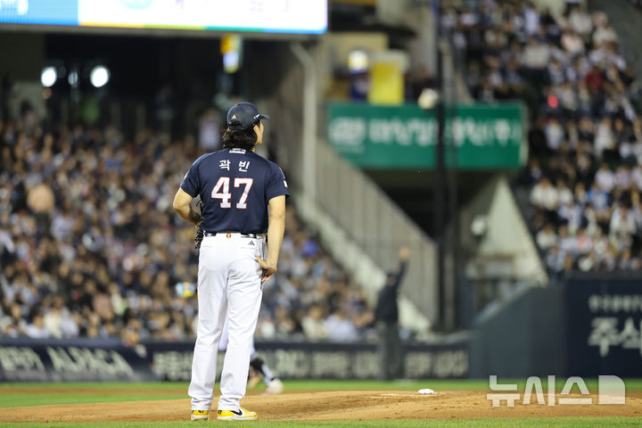 [서울=뉴시스] 김금보 기자 = 14일 서울 송파구 잠실야구장에서 열린 프로야구 2026 KBO 포스트시즌 와일드카드 결정 1차전 두산 베어스와 LG 트윈스의 경기, 1회말 1사 1루 두산 선발 곽빈이 LG 3번타자 오스틴에게 투런 홈런을 내준뒤 아쉬워 하고 있다. 2026.10.14. kgb@newsis.com