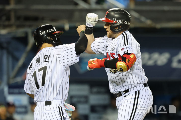 [서울=뉴시스] 김금보 기자 = 14일 서울 송파구 잠실야구장에서 열린 프로야구 2026 KBO 포스트시즌 와일드카드 결정 1차전 두산 베어스와 LG 트윈스의 경기, 1회말 1사 1루 LG 3번타자 오스틴이 투런 홈런을 치고 박해민과 하이파이브를 하고 있다. 2026.10.14. kgb@newsis.com