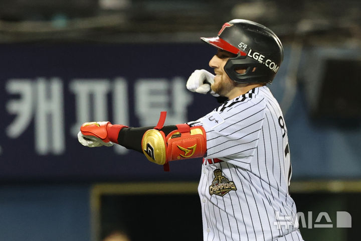 [서울=뉴시스] 김금보 기자 = 14일 서울 송파구 잠실야구장에서 열린 프로야구 2026 KBO 포스트시즌 와일드카드 결정 1차전 두산 베어스와 LG 트윈스의 경기, 1회말 1사 1루 LG 3번타자 오스틴이 투런 홈런을 치고 세리머니를 하고 있다. 2026.10.14. kgb@newsis.com