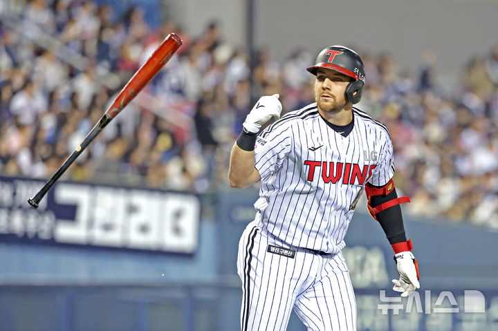 [서울=뉴시스] 김금보 기자 = 14일 서울 송파구 잠실야구장에서 열린 프로야구 2026 KBO 포스트시즌 와일드카드 결정 1차전 두산 베어스와 LG 트윈스의 경기, 1회말 1사 1루 LG 3번타자 오스틴이 투런 홈런을 치고 세리머니를 하고 있다. 2026.10.14. kgb@newsis.com