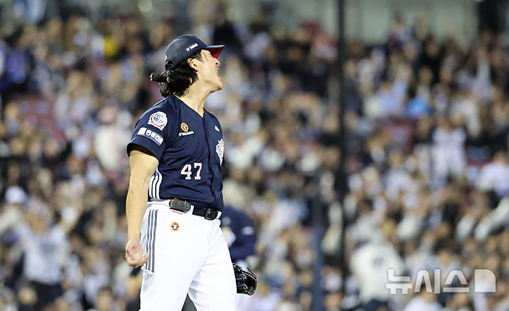 [서울=뉴시스] 김금보 기자 = 14일 서울 송파구 잠실야구장에서 열린 프로야구 2026 KBO 포스트시즌 와일드카드 결정 1차전 두산 베어스와 LG 트윈스의 경기, 2회말 2사 만루 두산 선발 곽빈이 오스틴을 삼진으로 잡아낸 뒤 포효하고 있다. 2026.10.14. kgb@newsis.com