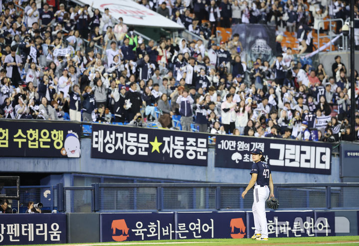 [서울=뉴시스] 김금보 기자 = 14일 서울 송파구 잠실야구장에서 열린 프로야구 2026 KBO 포스트시즌 와일드카드 결정 1차전 두산 베어스와 LG 트윈스의 경기, 2회말 2사 만루 두산 선발 곽빈이 오스틴을 삼진으로 잡아낸 뒤 더그아웃으로 들어가고 있다. 2026.10.14. kgb@newsis.com