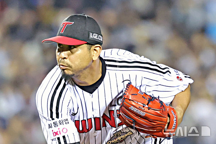 [서울=뉴시스] 김금보 기자 = 14일 서울 송파구 잠실야구장에서 열린 프로야구 2026 KBO 포스트시즌 와일드카드 결정 1차전 두산 베어스와 LG 트윈스의 경기, 6회초 LG 선발 카라스코가 역투하고 있다. 2026.10.14. kgb@newsis.com