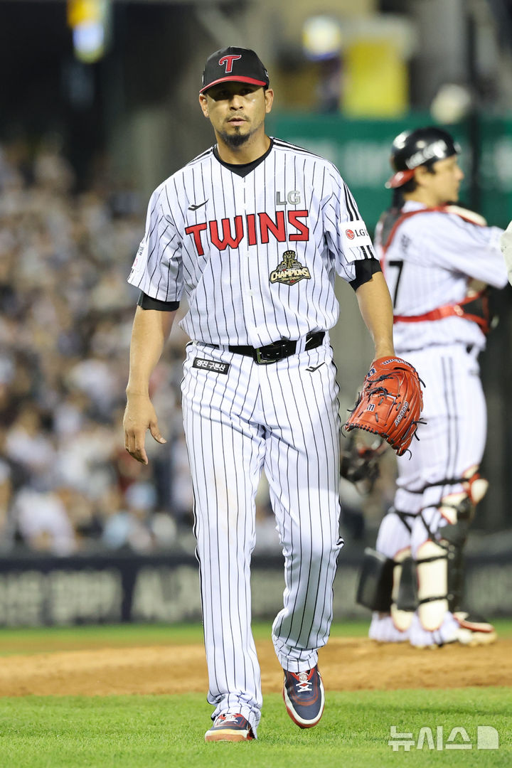 [서울=뉴시스] 김금보 기자 = 14일 서울 송파구 잠실야구장에서 열린 프로야구 2026 KBO 포스트시즌 와일드카드 결정 1차전 두산 베어스와 LG 트윈스의 경기, 7회초 무사 2,3루 LG 선발 카라스코가 두산 3번타자 김민석 타석 때 마운드에서 내려오고 있다. 2026.10.14. kgb@newsis.com