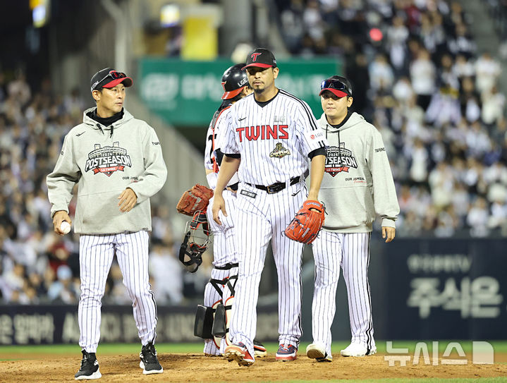 [서울=뉴시스] 김금보 기자 = 14일 서울 송파구 잠실야구장에서 열린 프로야구 2026 KBO 포스트시즌 와일드카드 결정 1차전 두산 베어스와 LG 트윈스의 경기, 7회초 무사 2,3루 LG 선발 카라스코가 두산 3번타자 김민석 타석 때 마운드에서 내려오고 있다. 2026.10.14. kgb@newsis.com