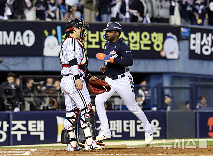 [서울=뉴시스] 김금보 기자 = 14일 서울 송파구 잠실야구장에서 열린 프로야구 2026 KBO 포스트시즌 와일드카드 결정 1차전 두산 베어스와 LG 트윈스의 경기, 7회초 1사 만루 두산 양석환 희생플라이 때 3루 주자 세베리노가 홈인 하고 있다. 2026.10.14. kgb@newsis.com