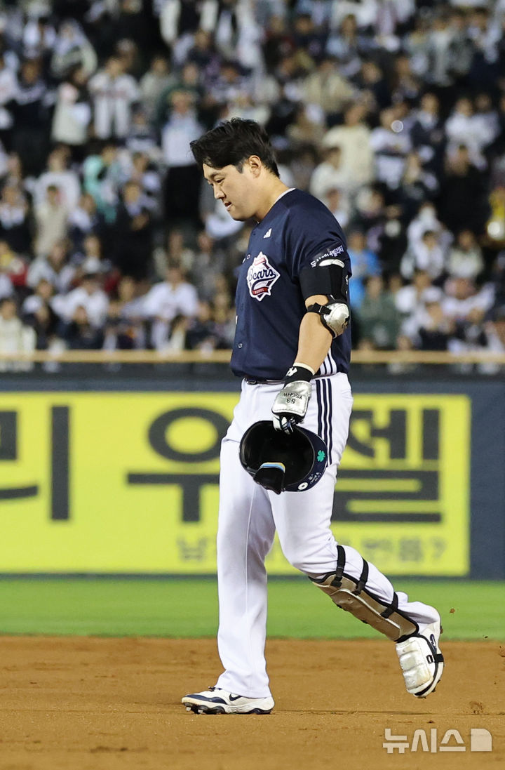 [서울=뉴시스] 김금보 기자 = 14일 서울 송파구 잠실야구장에서 열린 프로야구 2026 KBO 포스트시즌 와일드카드 결정 1차전 두산 베어스와 LG 트윈스의 경기, 7회초 1사 만루 두산 양석환이 희생플라이를 치고 LG 박해민 호수비에 아쉬워 하고 있다. 2026.10.14. kgb@newsis.com