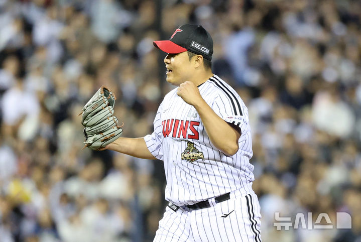 [서울=뉴시스] 김금보 기자 = 14일 서울 송파구 잠실야구장에서 열린 프로야구 2026 KBO 포스트시즌 와일드카드 결정 1차전 두산 베어스와 LG 트윈스의 경기, 8회초 2사 1,2루 두산 5번타자 류승민을 삼진 잡아낸 LG 이우찬이 이닝을 마치고 기뻐하고 있다. 2026.10.14. kgb@newsis.com