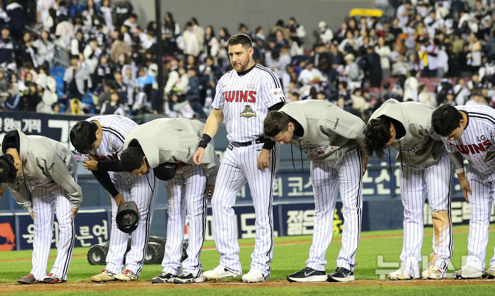 [서울=뉴시스] 김금보 기자 = 14일 서울 송파구 잠실야구장에서 열린 프로야구 2026 KBO 포스트시즌 와일드카드 결정 1차전 두산 베어스와 LG 트윈스의 경기, 1-4로 승리하며 준플레이오프에 진출하게된 LG 오스틴과 선수들이 관중에게 인사하고 있다. 2026.10.14. kgb@newsis.com