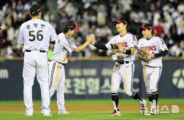 [서울=뉴시스] 김금보 기자 = 14일 서울 송파구 잠실야구장에서 열린 프로야구 2026 KBO 포스트시즌 와일드카드 결정 1차전 두산 베어스와 LG 트윈스의 경기, 1-4로 승리하며 준플레이오프에 진출하게된 LG 박해민과 선수들이 자축하고 있다. 2026.10.14. kgb@newsis.com