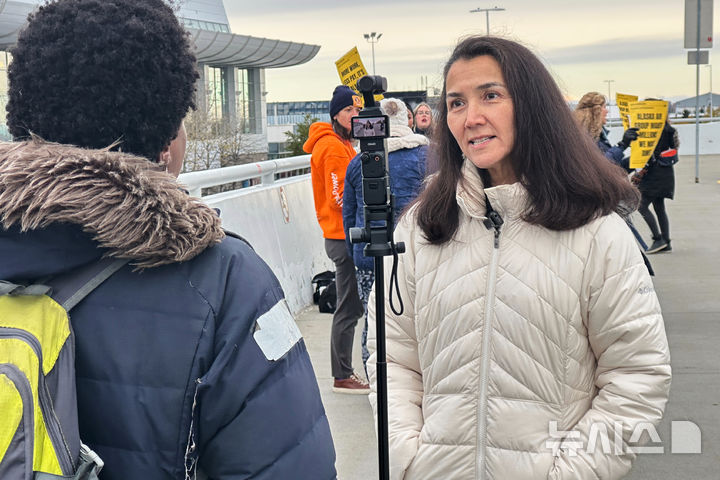 [알래스카=AP/뉴시스]미국 알래스카주 상원의원 선거에 공화당 후보와 이름이 같은 후보가 등장하는 과정에 민주당이 관여했다는 폭로에 대해 민주당 메리 펠톨라 후보는 의혹을 전면 부인했다. 사진은 펠톨라 후보가 지난 14일 알래스카주 앵커리지에서 열린 한 행사에서 기자들의 질문에 답하는 모습. 2026.10.29.