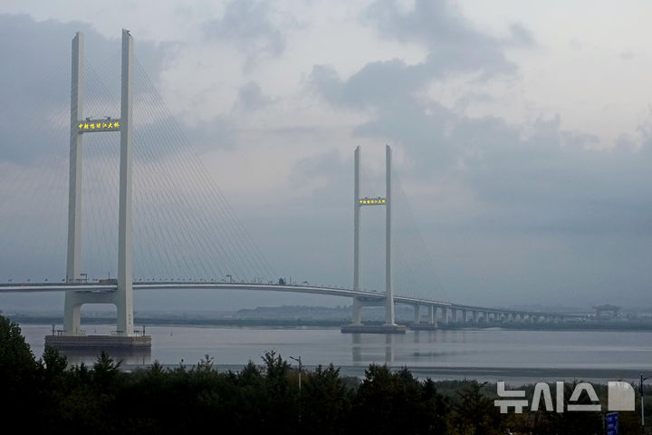 [단둥=AP/뉴시스] 15일 중국 단둥에서 중국과 북한 국경을 잇는 압록강대교가 보이고 있다. 중국 랴오닝성 단둥과 북한 평안북도 신의주를 잇는 신압록강대교가 완공 12년 만에 15일 공식 개통한다. 2026.10.15.