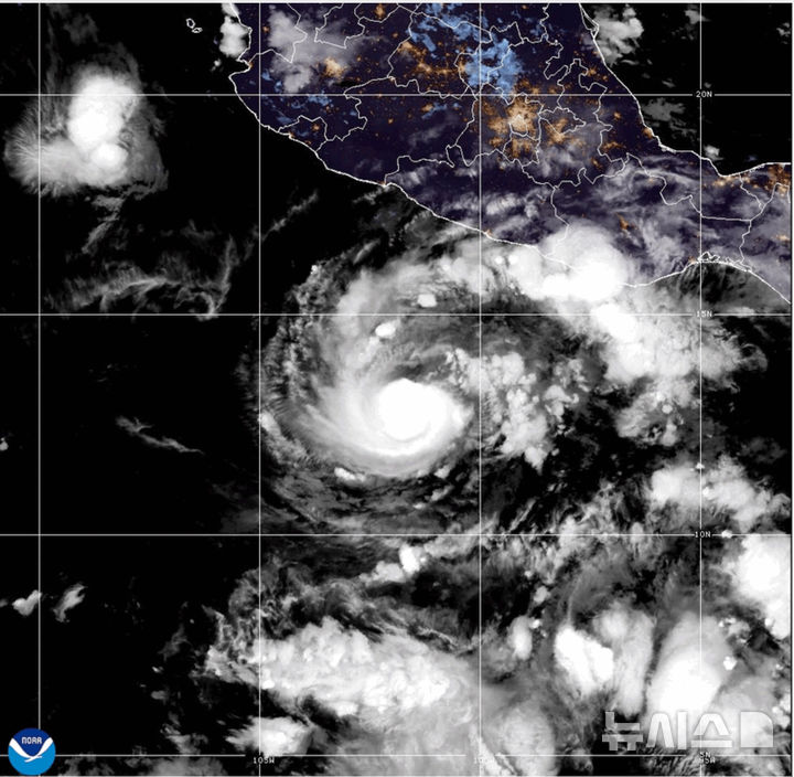 [AP/뉴시스]차미례 기자 =This GOES-19 GeoColor satellite image provided by the National Oceanic and Atmospheric Administration (NOAA) and taken on Thursday, Oct. 15 2026, shows Hurricane Trudy in the Pacific.  (NOAA via AP)