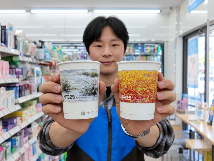 [서울=뉴시스] 편의점 GS25가 가맹 경영주이자 화가로 활동하는 최종원 작가. (사진=GS25 제공)  *재판매 및 DB 금지